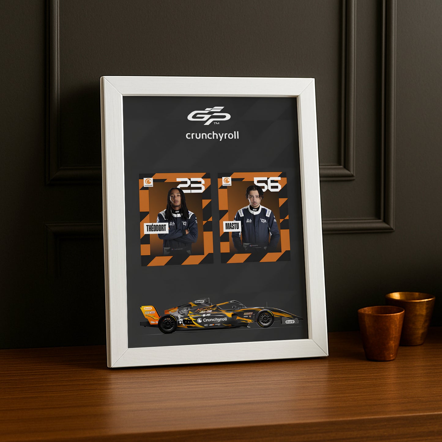 Cadre Photo GP Explorer Mastu x Théodort x Crunchyroll – L’Alliance Parfaite entre Vitesse, Passion et Culture Anime