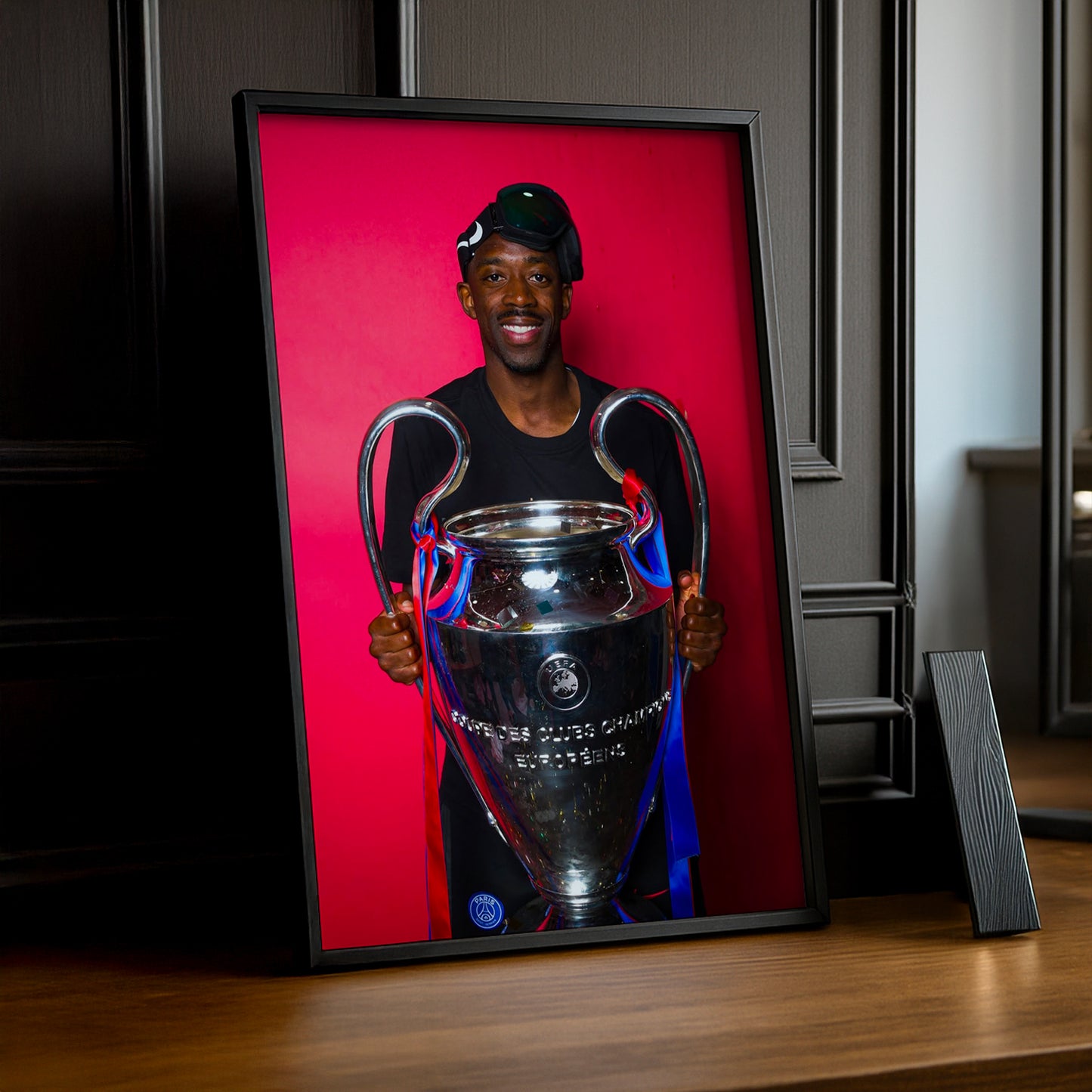 Cadre Photo Dembélé – Trophée Champions League 2026 Fond Rose | PSG TonCadre
