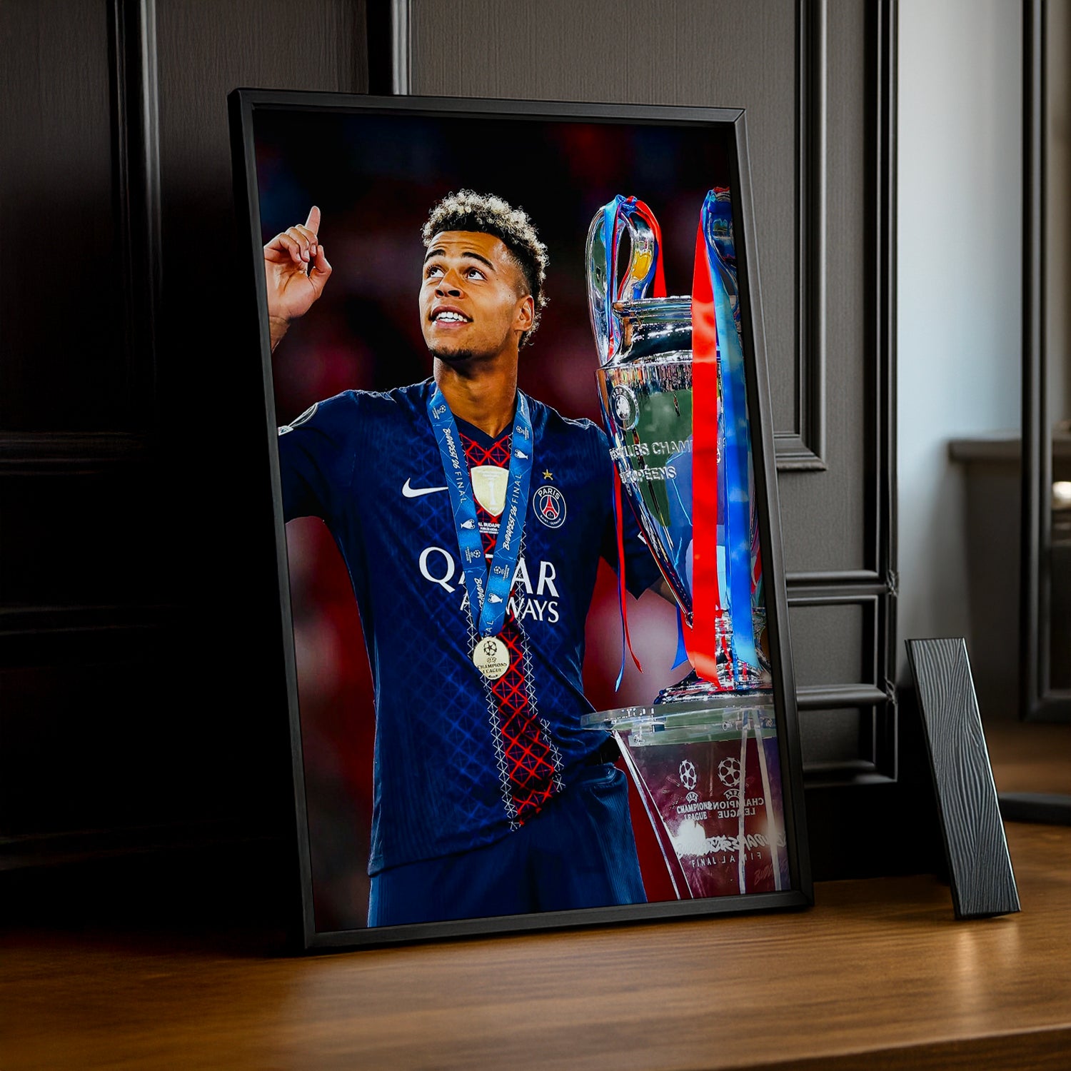 Cadre Photo Désiré Doué – Doigt vers le Ciel Trophée Champions League 2026 | PSG TonCadre