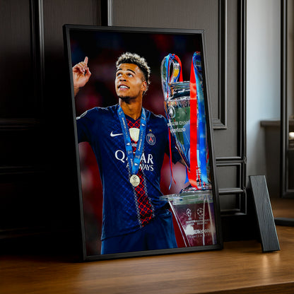 Cadre Photo Désiré Doué – Doigt vers le Ciel Trophée Champions League 2026 | PSG TonCadre