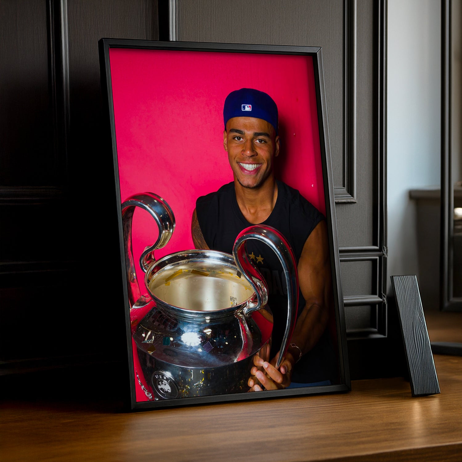 Cadre Photo Désiré Doué – Trophée Champions League 2026 Fond Rose | PSG TonCadre