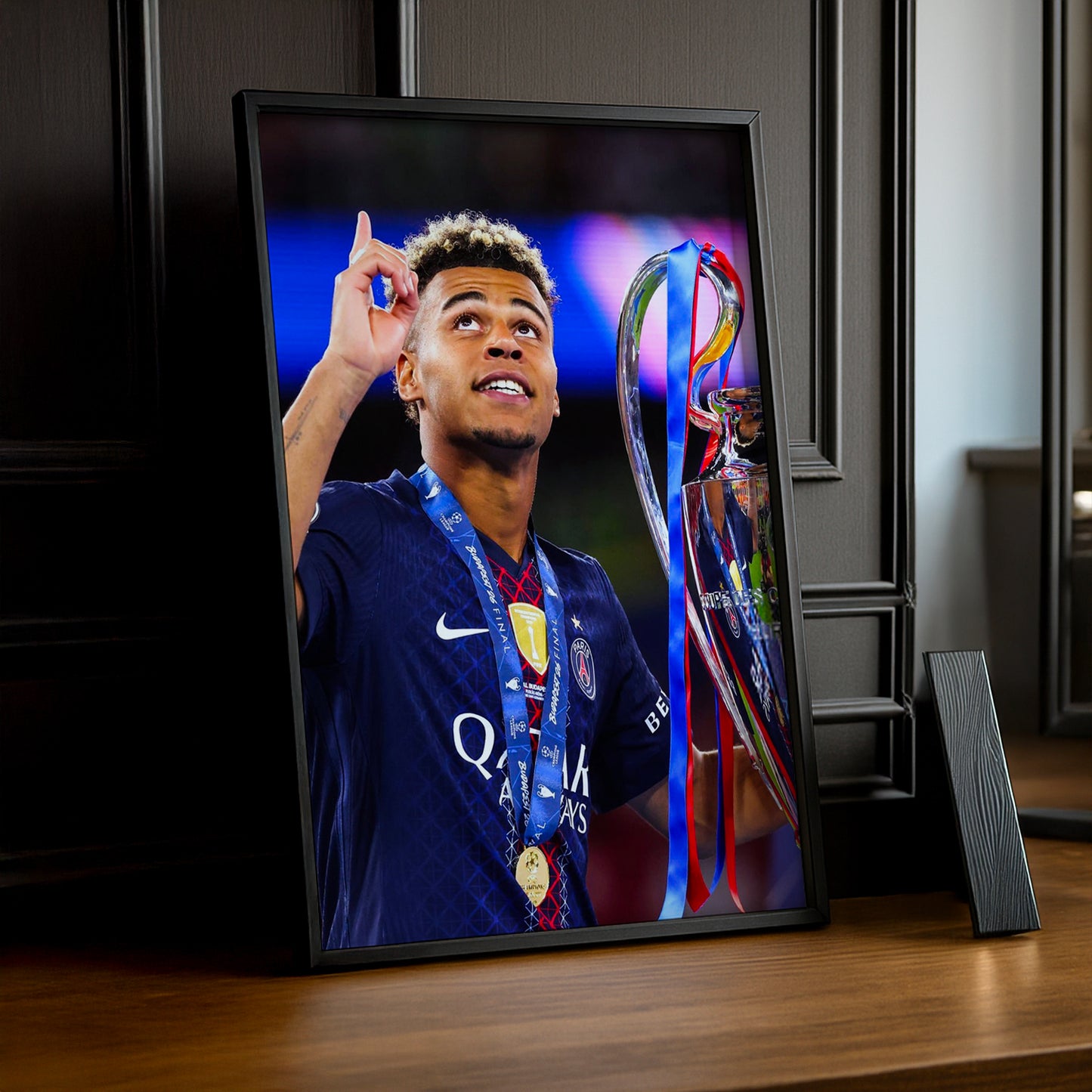 Cadre Photo Désiré Doué – Regard vers le Ciel Trophée Champions League 2026 | PSG TonCadre
