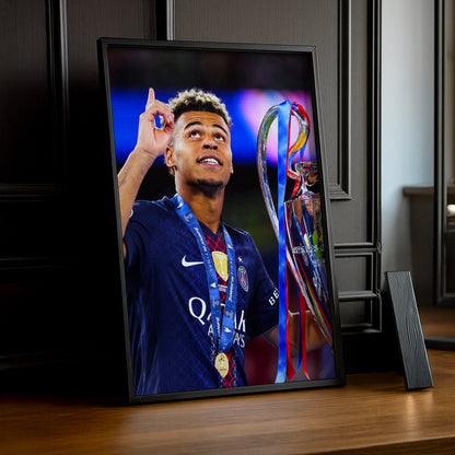 Cadre Photo Désiré Doué – Regard vers le Ciel Trophée Champions League 2026 | PSG TonCadre