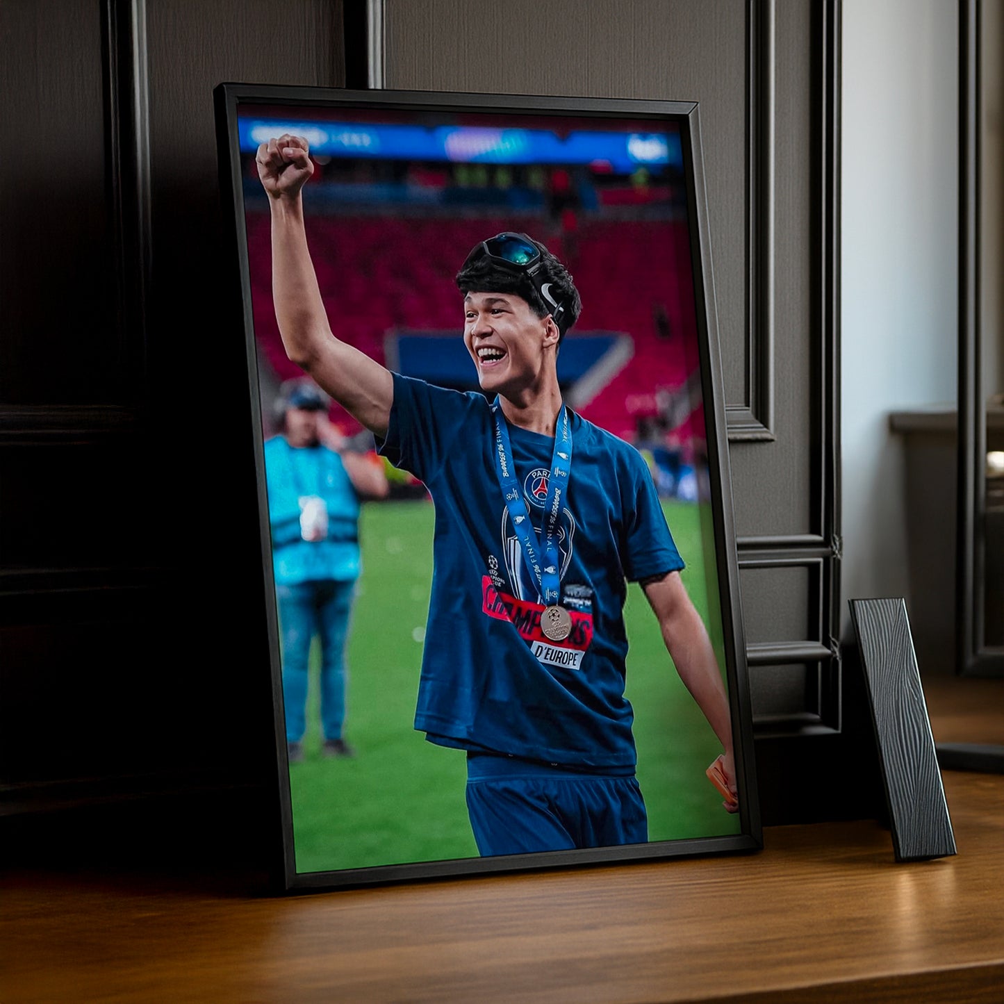 Cadre Photo Dro Fernandez – Célébration Champions League 2026 | PSG TonCadre