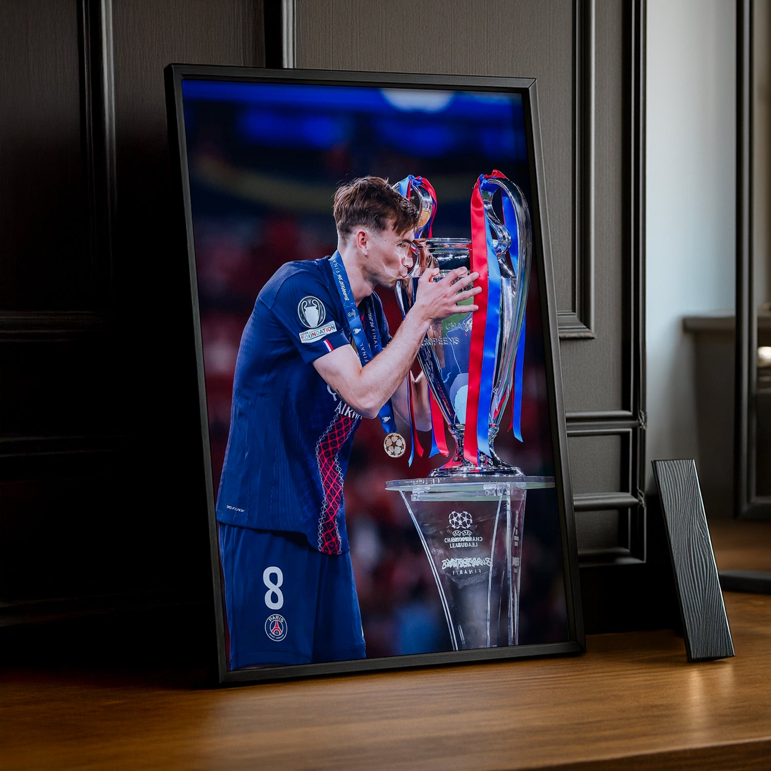 Cadre Photo Fabián Ruiz – Baiser du Trophée Champions League 2026 | PSG TonCadre