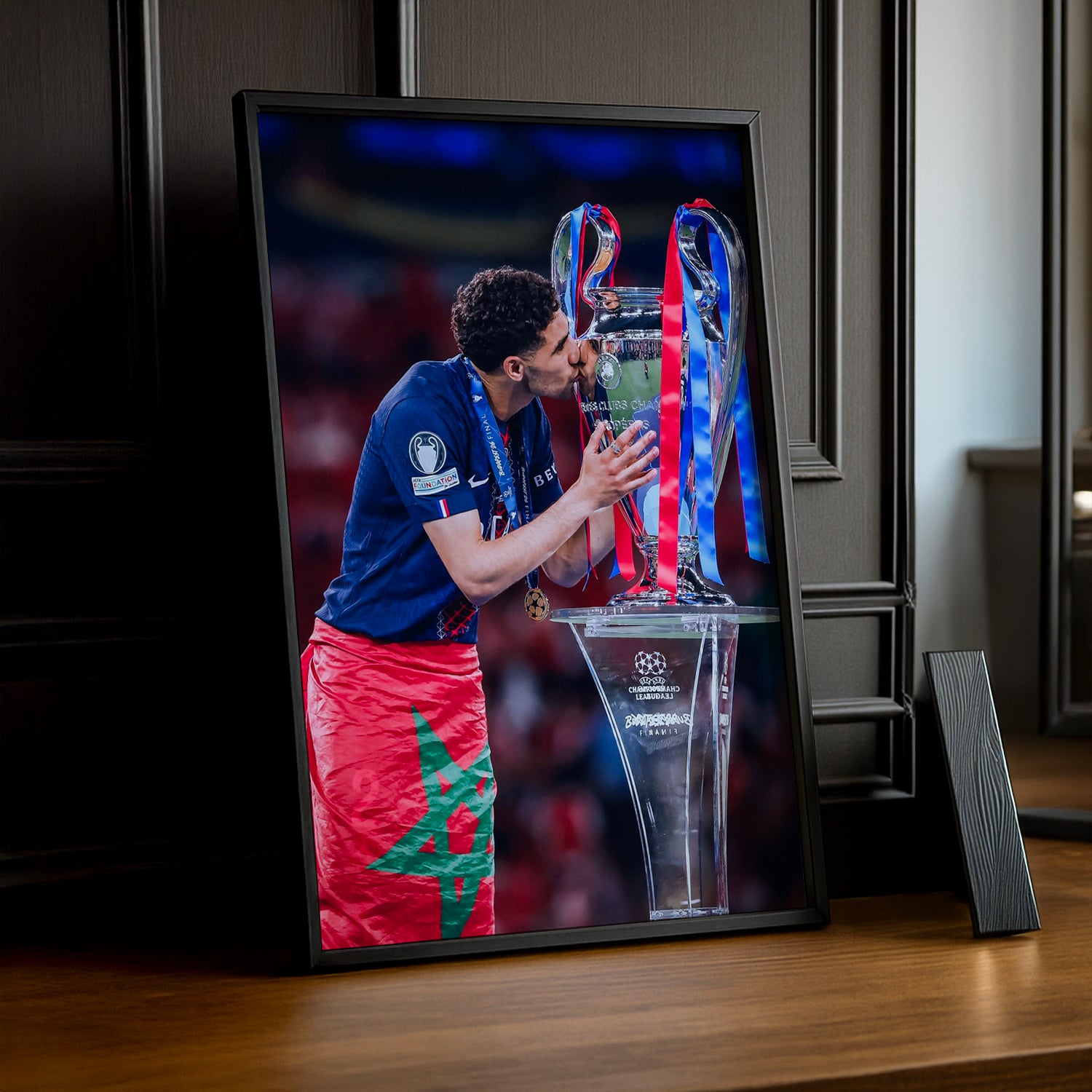 Cadre Photo Hakimi – Baiser du Trophée Champions League 2026 | PSG TonCadre