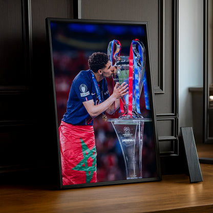 Cadre Photo Hakimi – Baiser du Trophée Champions League 2026 | PSG TonCadre
