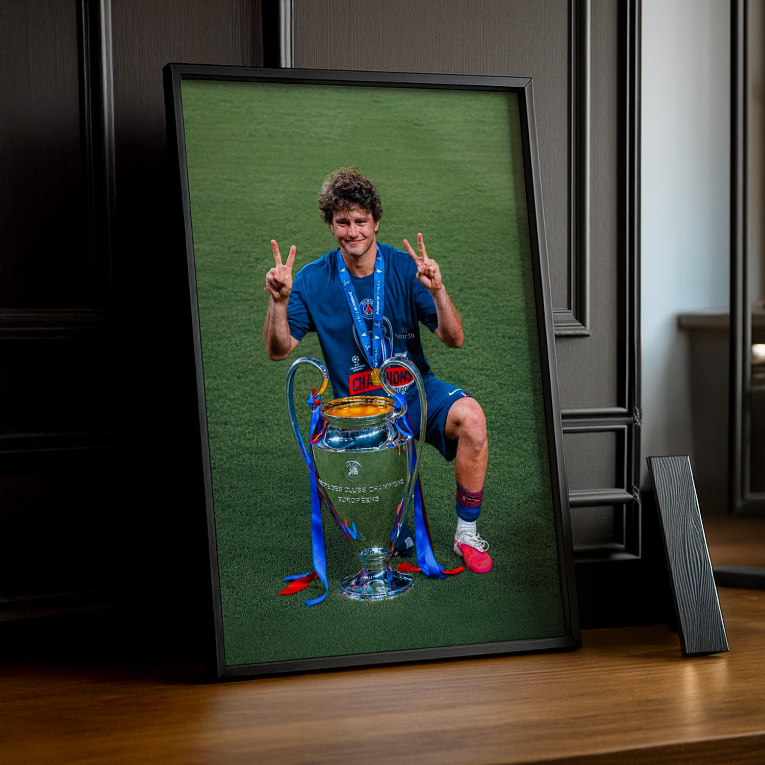 Cadre Photo João Neves – Double V Trophée Champions League 2026 | PSG TonCadre