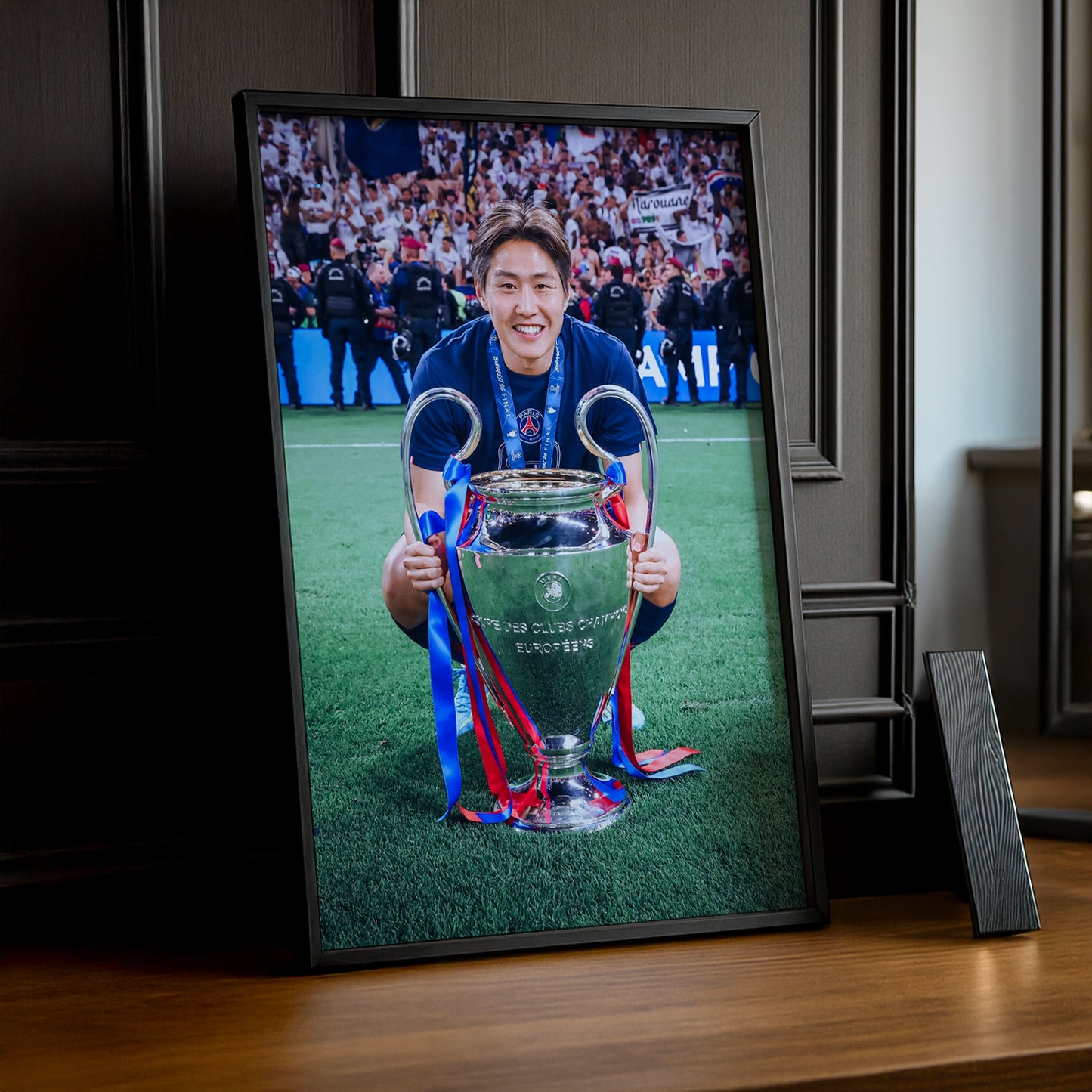 Cadre Photo Kang-in Lee – Trophée Champions League 2026 | PSG TonCadre