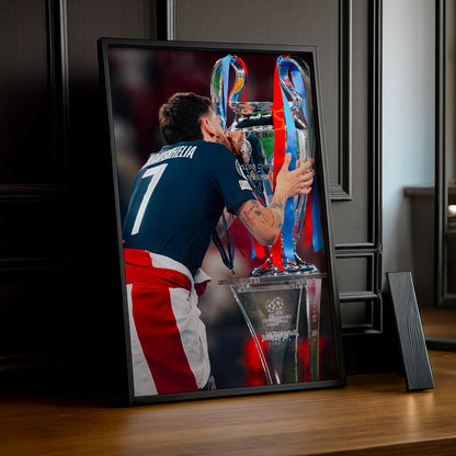 Cadre Photo Kvaratskhelia – Baiser du Trophée Champions League 2026 | PSG TonCadre