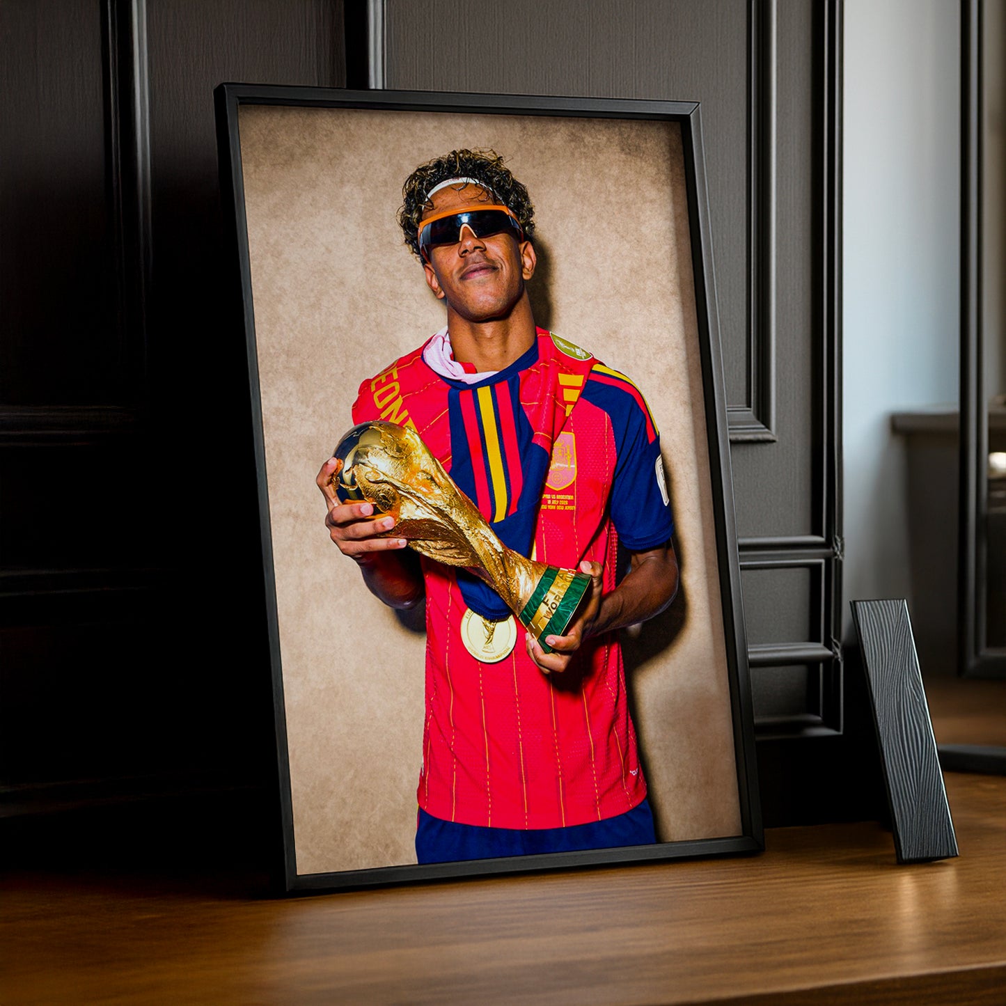Cadre Photo Lamine Yamal Portrait Coupe du Monde – Lunettes & Trophée TonCadre