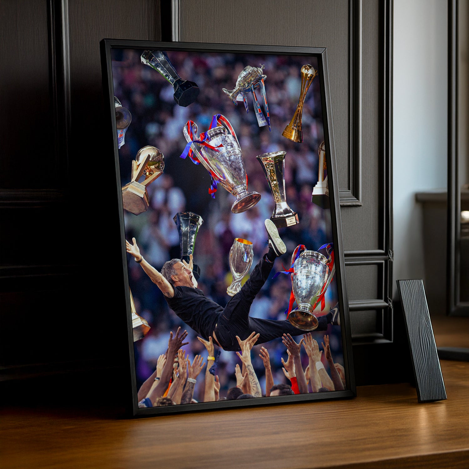 Cadre Photo Luis Enrique – Porté en Triomphe par les Joueurs PSG 2026 TonCadre