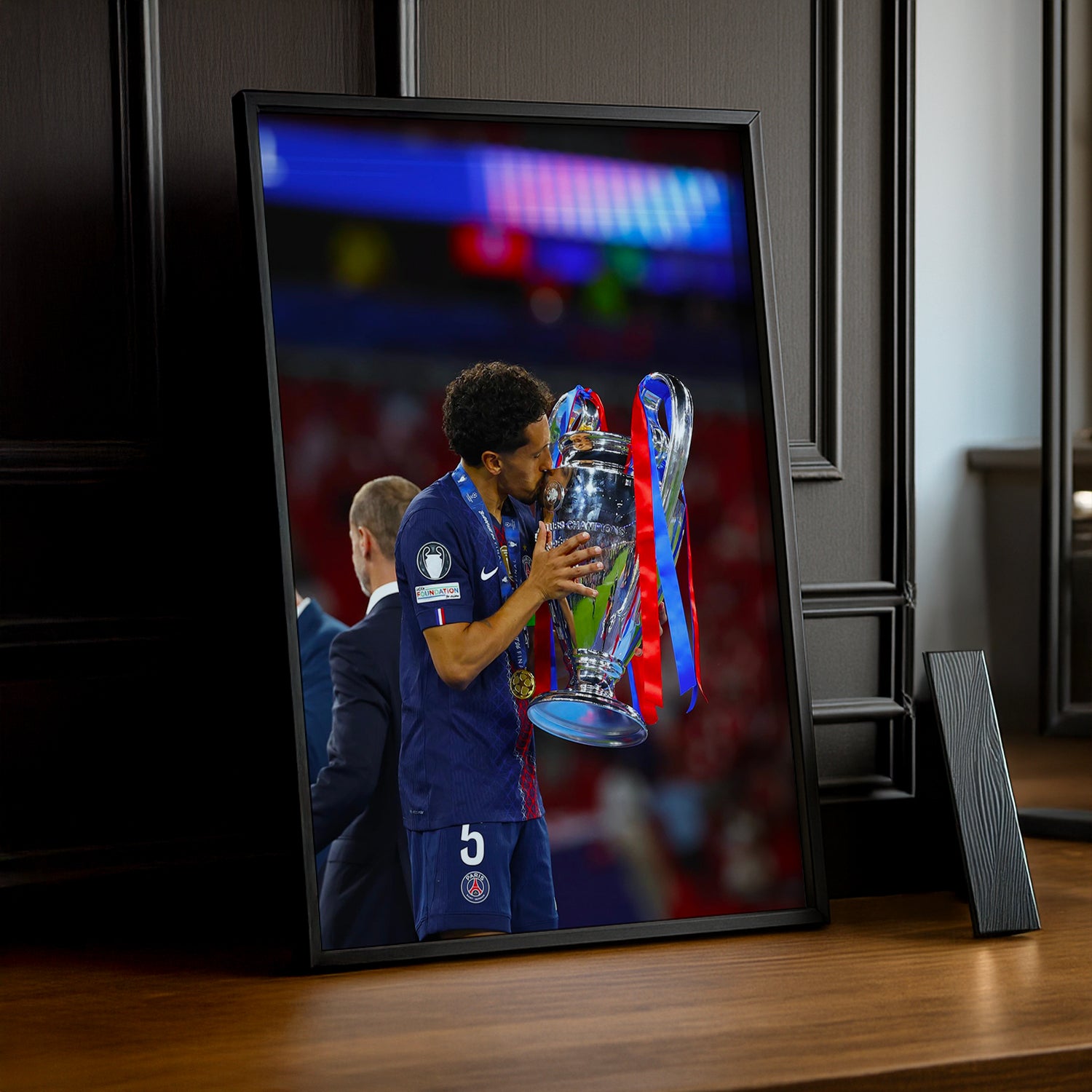 Cadre Photo Marquinhos – Baiser du Trophée Champions League 2026 | PSG TonCadre