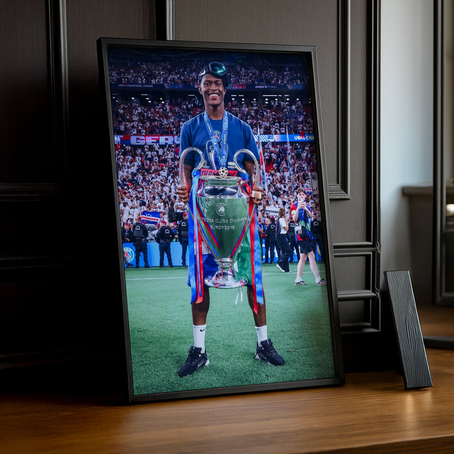 Cadre Photo Nuno Mendes – Trophée Champions League 2026 | PSG TonCadre