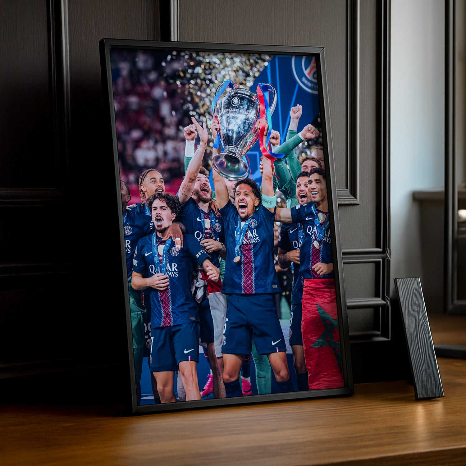 Cadre Photo PSG – Marquinhos & L'Équipe Lèvent le Trophée Champions League 2026 TonCadre