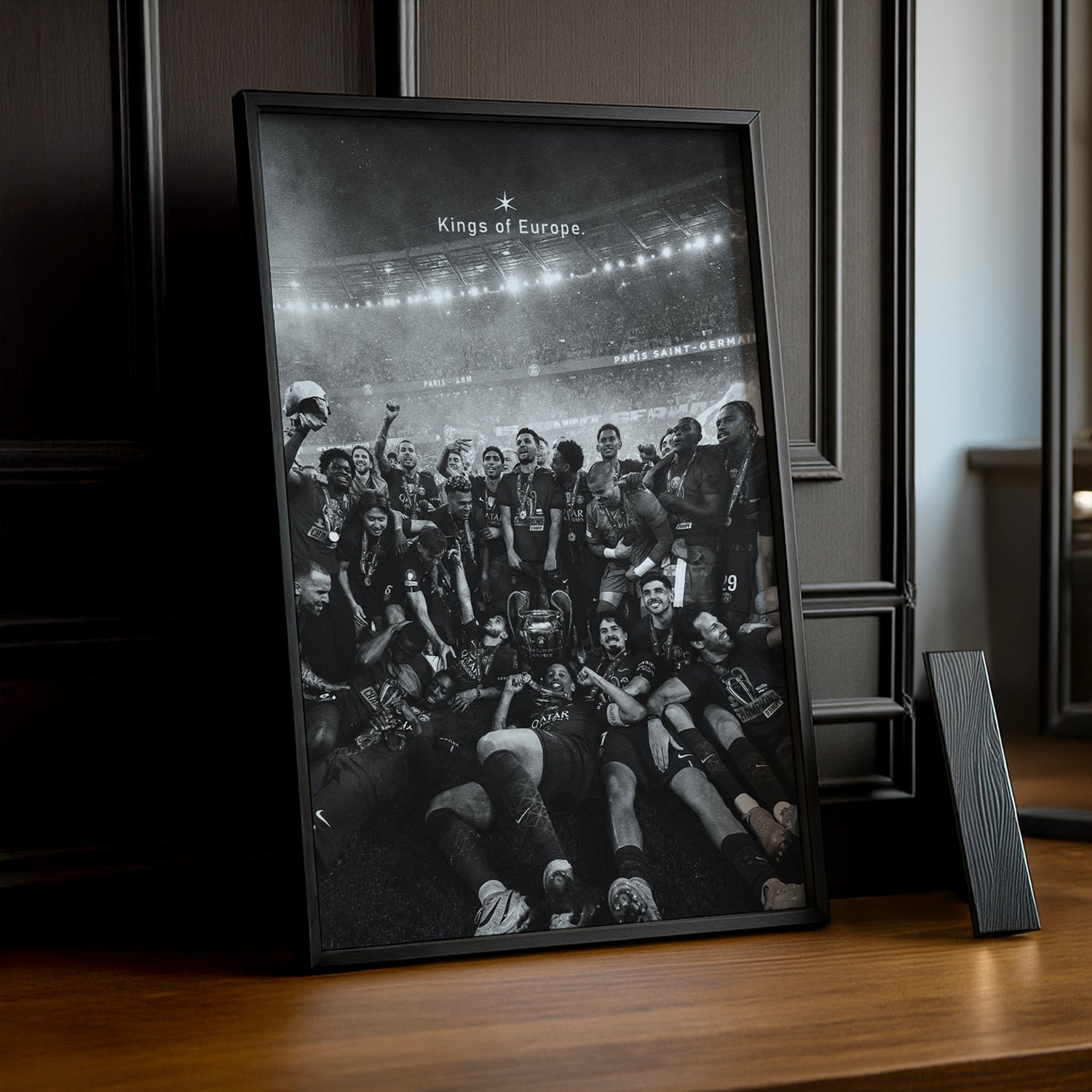Cadre Photo PSG – "Kings of Europe" Noir & Blanc Champions League 2026 TonCadre