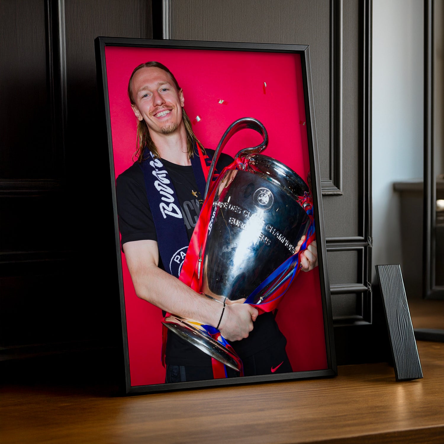 Cadre Photo Safonov – Trophée Champions League 2026 Fond Rose | PSG TonCadre