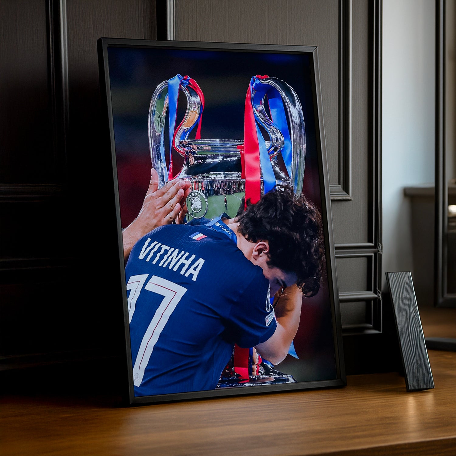 Cadre Photo Vitinha – Baiser du Trophée Champions League 2026 | PSG TonCadre