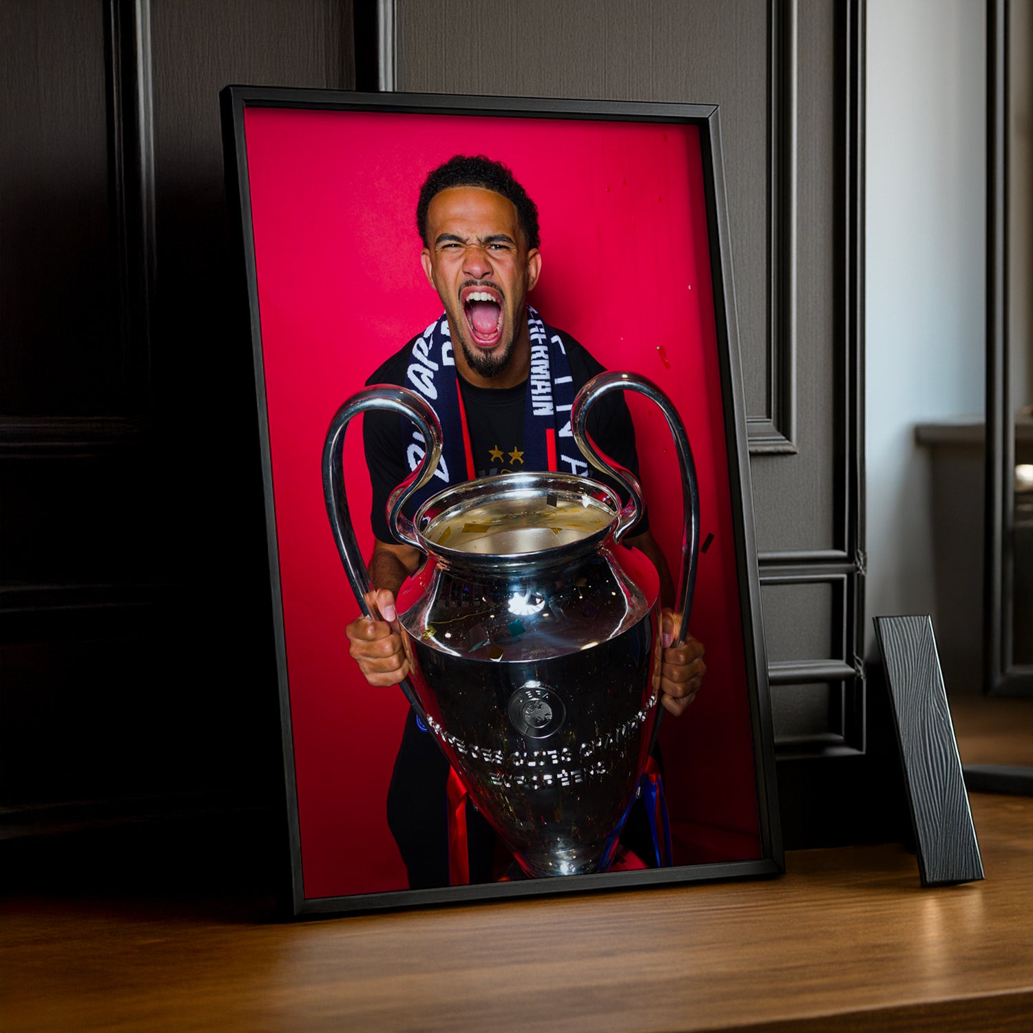 Cadre Photo Warren Zaïre-Emery – Trophée Champions League 2026 Fond Rose | PSG TonCadre