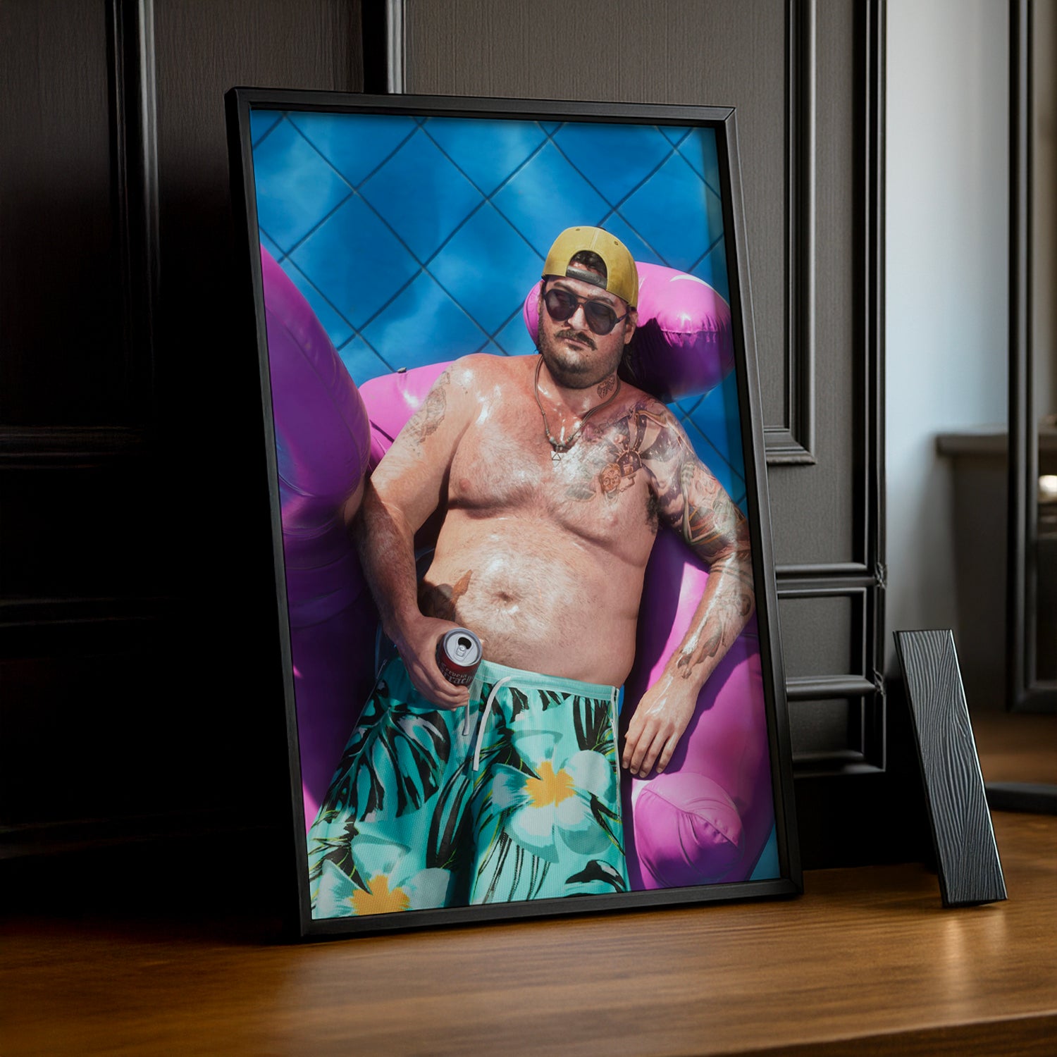 Poster Grand Theft Auto VI – Flamant Rose Piscine Encadré TonCadre