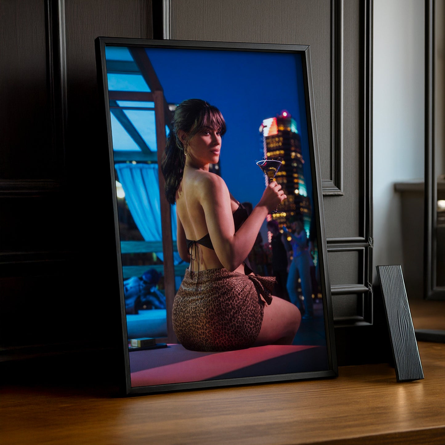 Poster Grand Theft Auto VI – Lucia Rooftop Encadré TonCadre