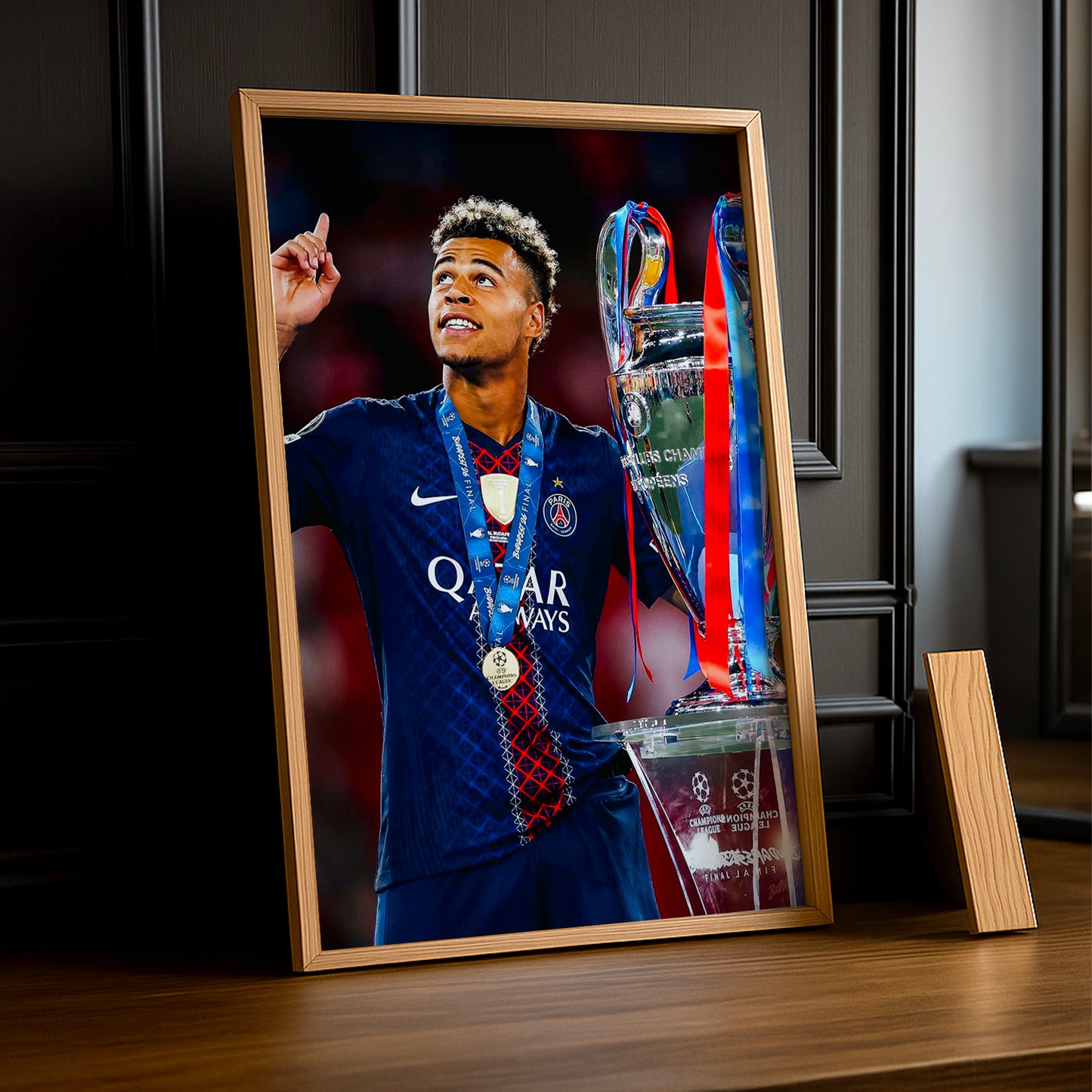 Cadre Photo Désiré Doué – Doigt vers le Ciel Trophée Champions League 2026 | PSG TonCadre