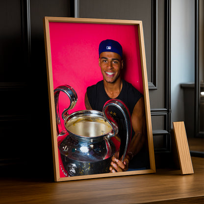 Cadre Photo Désiré Doué – Trophée Champions League 2026 Fond Rose | PSG TonCadre