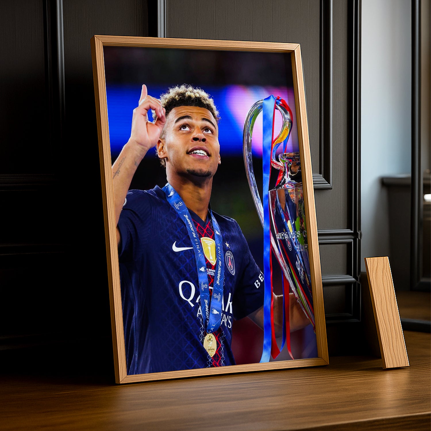 Cadre Photo Désiré Doué – Regard vers le Ciel Trophée Champions League 2026 | PSG TonCadre
