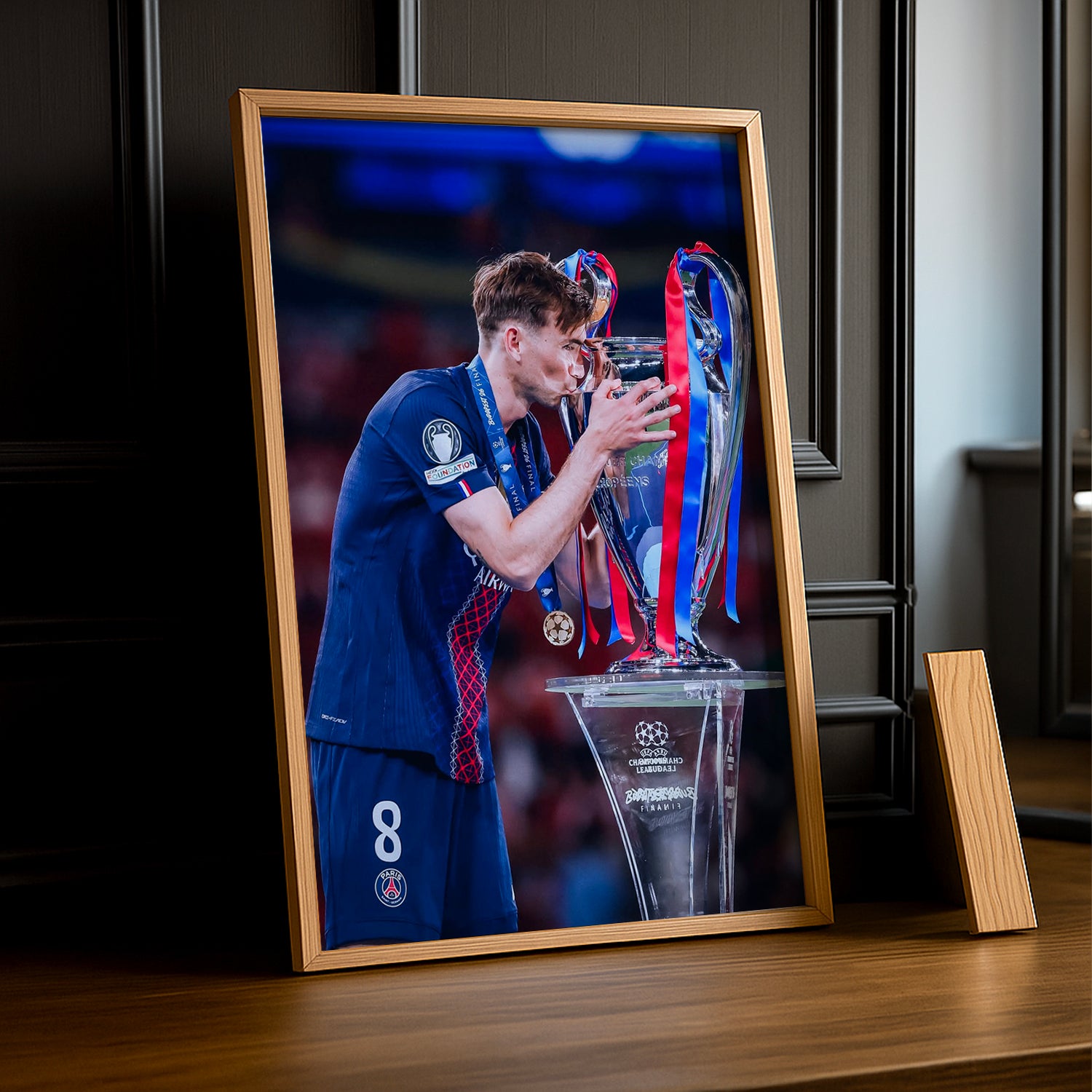 Cadre Photo Fabián Ruiz – Baiser du Trophée Champions League 2026 | PSG TonCadre