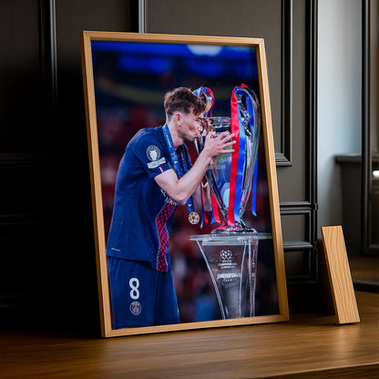 Cadre Photo Fabián Ruiz – Baiser du Trophée Champions League 2026 | PSG TonCadre