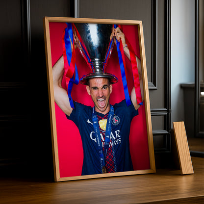 Cadre Photo Fabián Ruiz – Trophée sur la Tête Champions League 2026 | PSG TonCadre