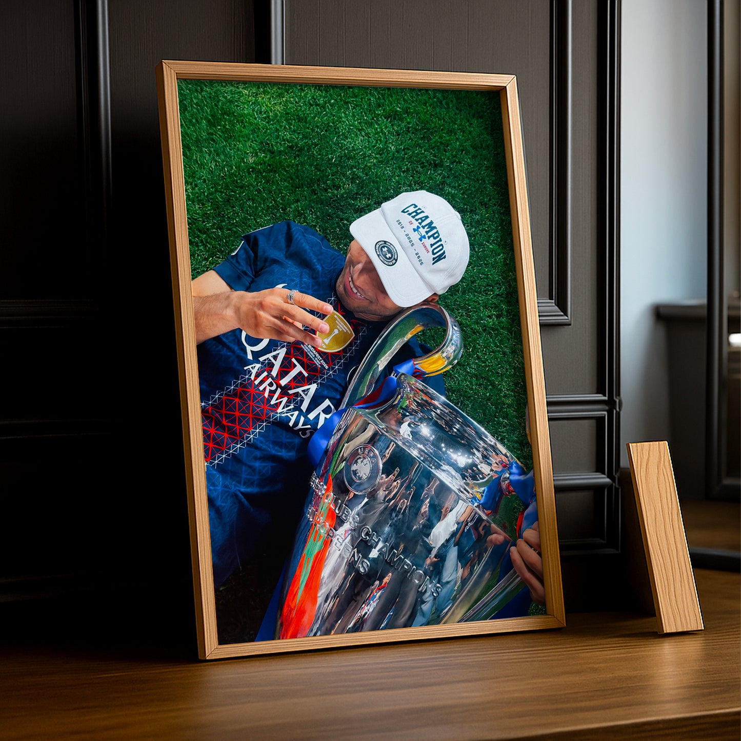 Cadre Photo Hakimi – Allongé avec le Trophée Champions League 2026 | PSG TonCadre