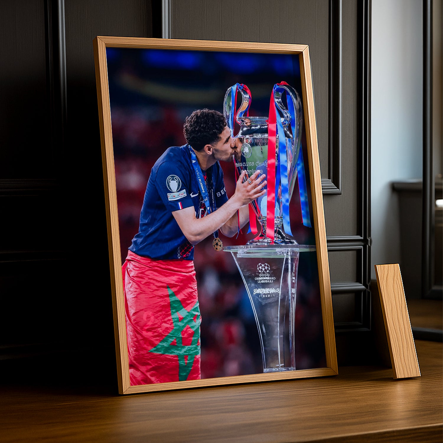 Cadre Photo Hakimi – Baiser du Trophée Champions League 2026 | PSG TonCadre