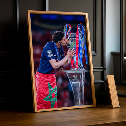 Cadre Photo Hakimi – Baiser du Trophée Champions League 2026 | PSG TonCadre