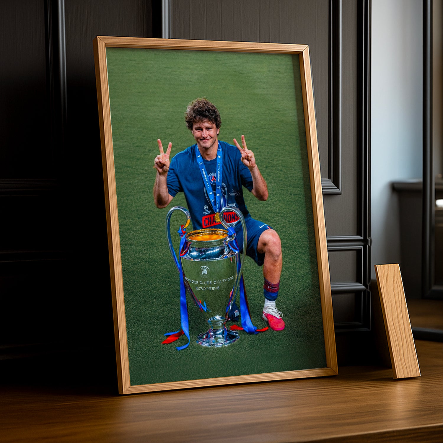 Cadre Photo João Neves – Double V Trophée Champions League 2026 | PSG TonCadre