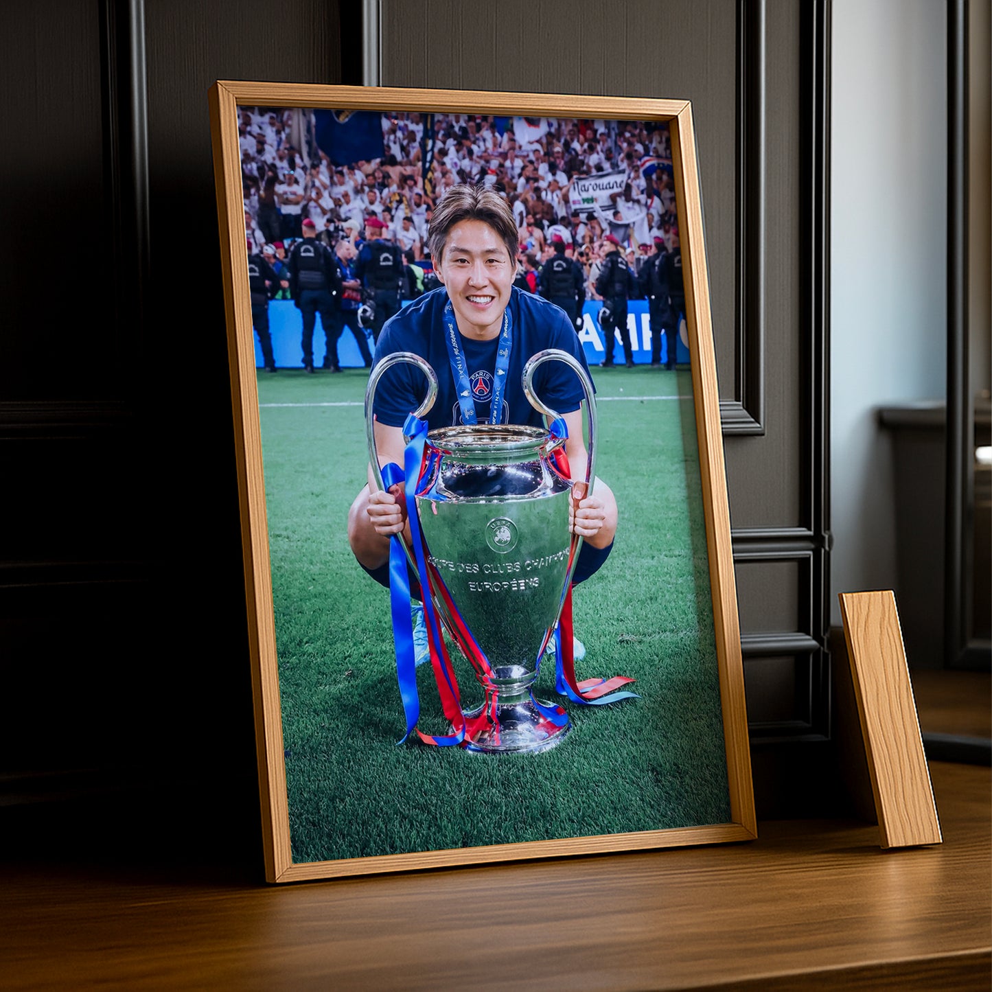 Cadre Photo Kang-in Lee – Trophée Champions League 2026 | PSG TonCadre