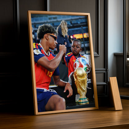 Cadre Photo Lamine Yamal & Son Petit Frère – Trophée Coupe du Monde TonCadre