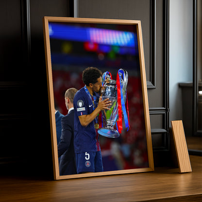 Cadre Photo Marquinhos – Baiser du Trophée Champions League 2026 | PSG TonCadre