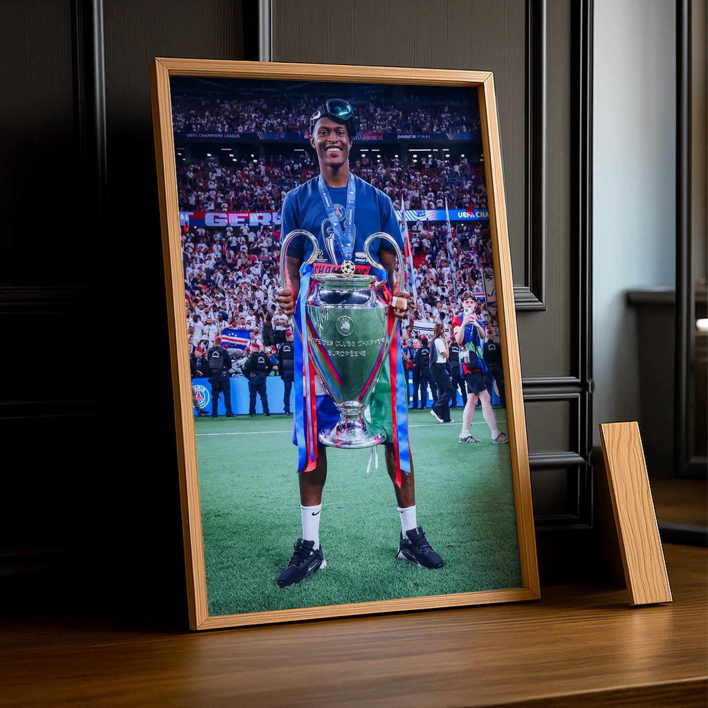 Cadre Photo Nuno Mendes – Trophée Champions League 2026 | PSG TonCadre