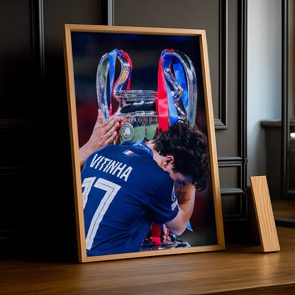 Cadre Photo Vitinha – Baiser du Trophée Champions League 2026 | PSG TonCadre