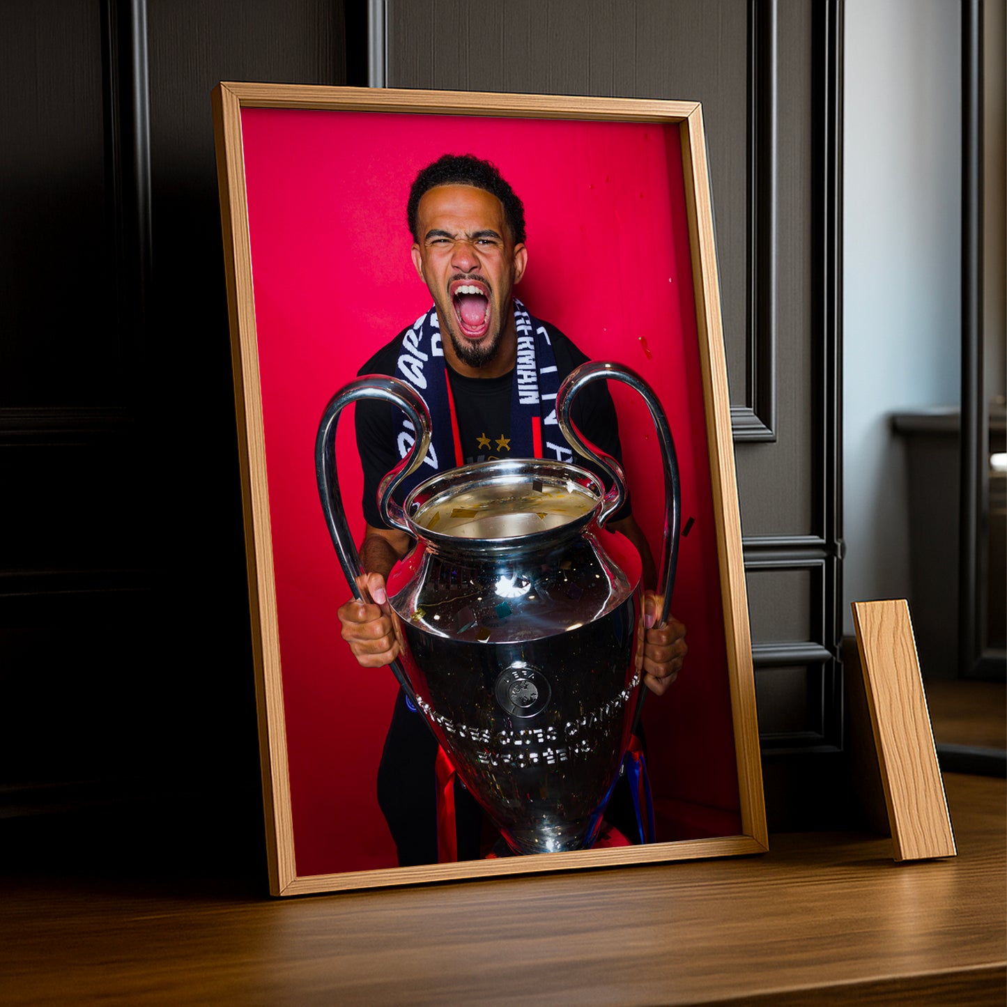 Cadre Photo Warren Zaïre-Emery – Trophée Champions League 2026 Fond Rose | PSG TonCadre