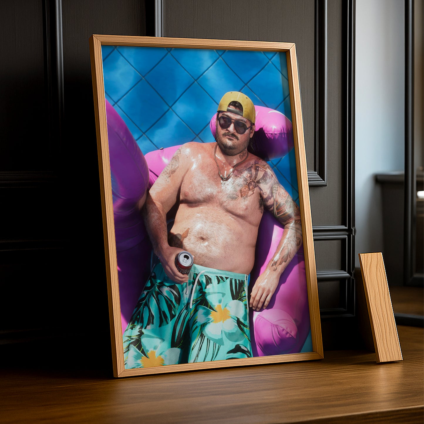 Poster Grand Theft Auto VI – Flamant Rose Piscine Encadré TonCadre