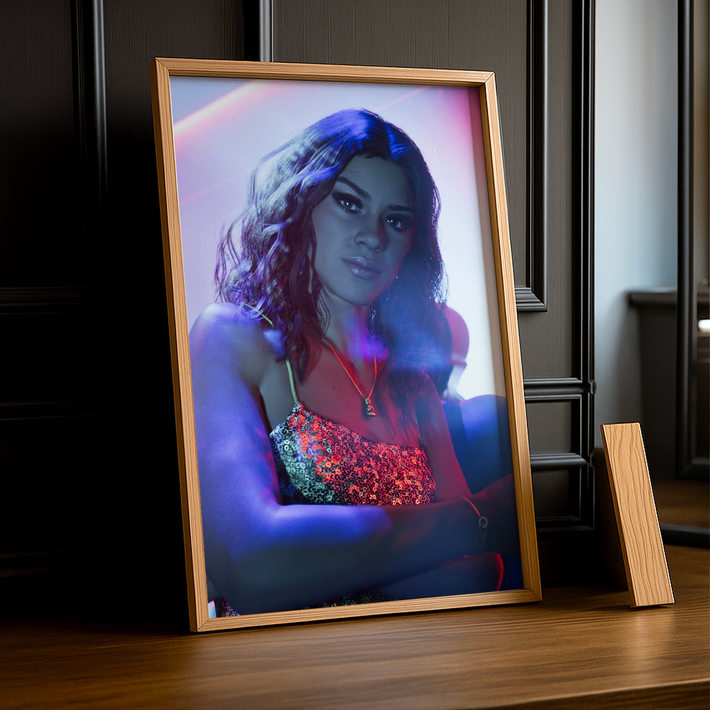 Poster Grand Theft Auto VI – Portrait Lucia Néon Encadré TonCadre