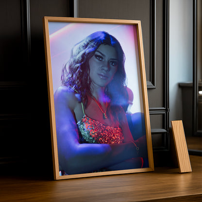 Poster Grand Theft Auto VI – Portrait Lucia Néon Encadré TonCadre