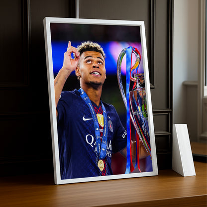 Cadre Photo Désiré Doué – Regard vers le Ciel Trophée Champions League 2026 | PSG TonCadre