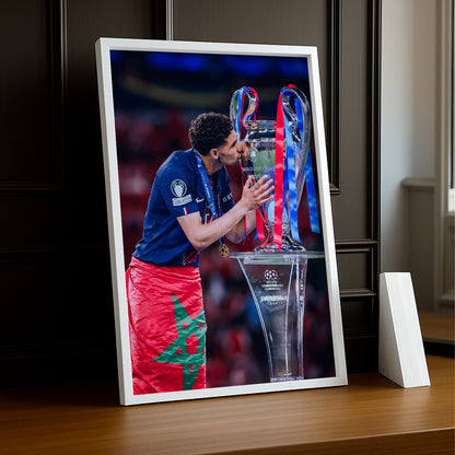 Cadre Photo Hakimi – Baiser du Trophée Champions League 2026 | PSG TonCadre