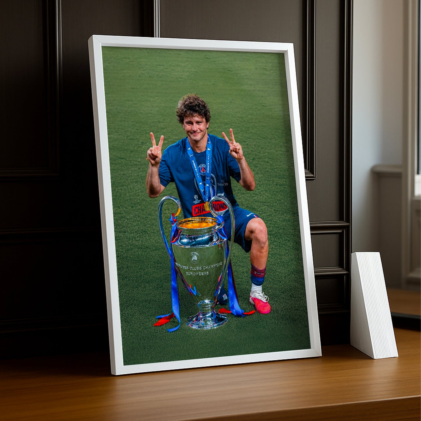 Cadre Photo João Neves – Double V Trophée Champions League 2026 | PSG TonCadre
