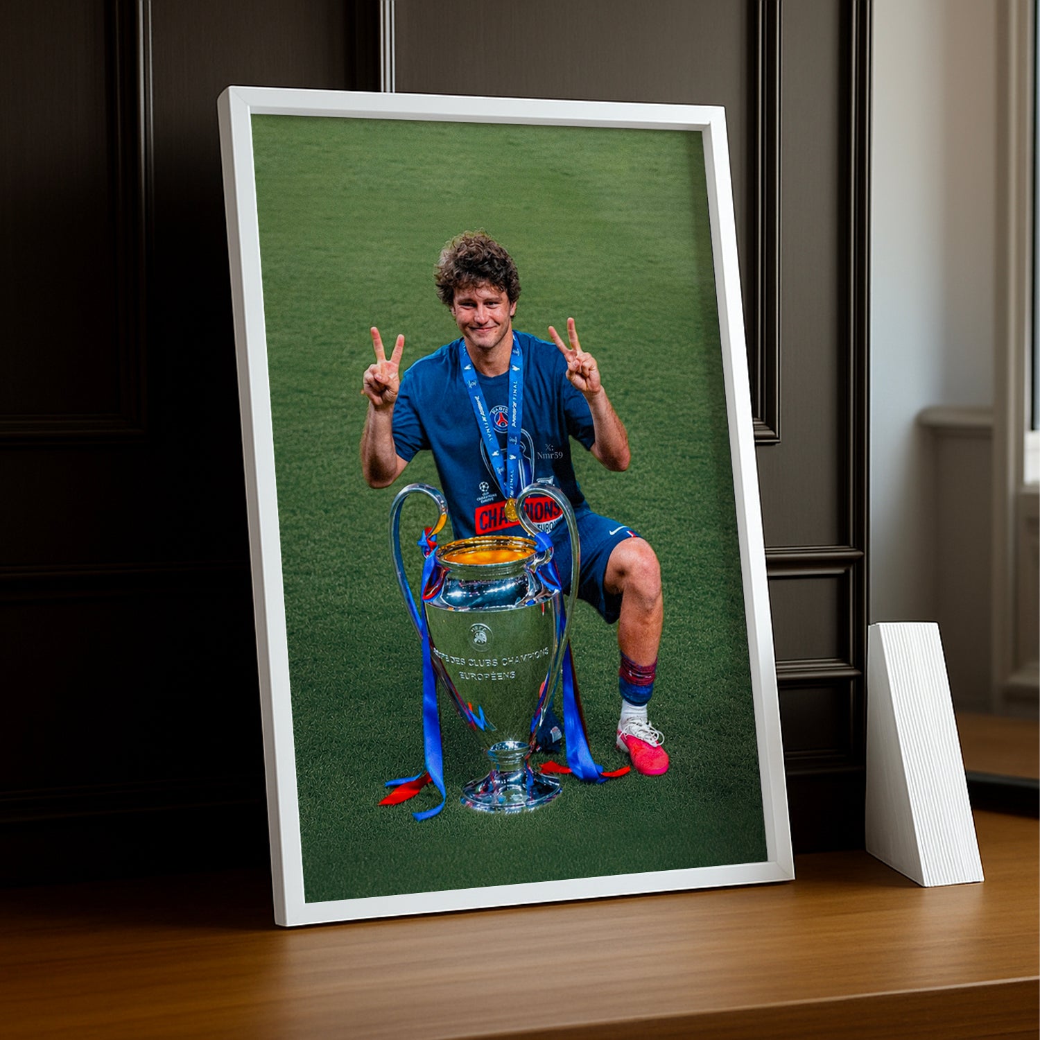 Cadre Photo João Neves – Double V Trophée Champions League 2026 | PSG TonCadre