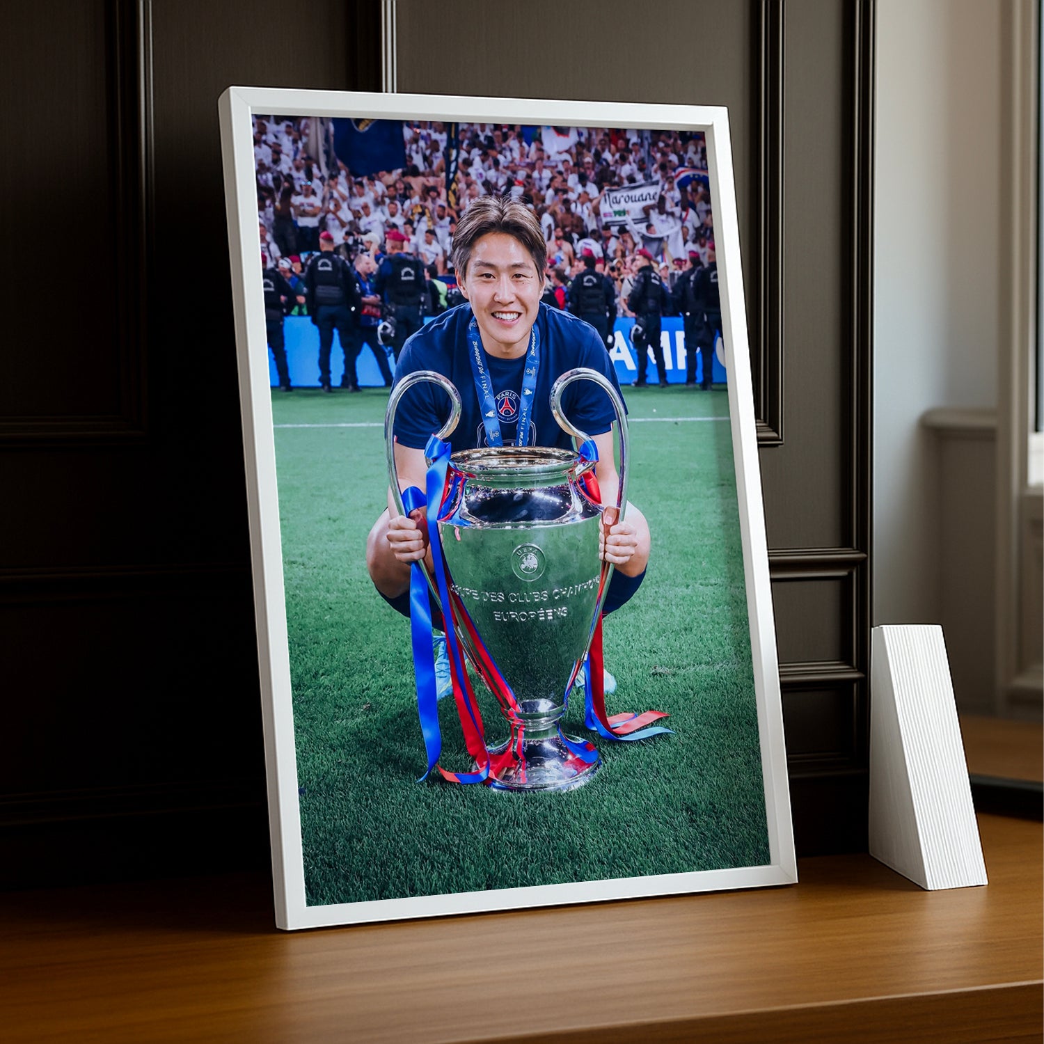 Cadre Photo Kang-in Lee – Trophée Champions League 2026 | PSG TonCadre