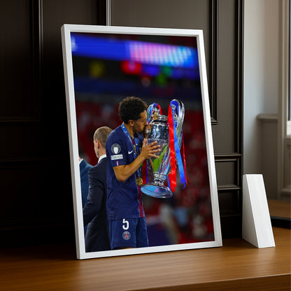 Cadre Photo Marquinhos – Baiser du Trophée Champions League 2026 | PSG TonCadre